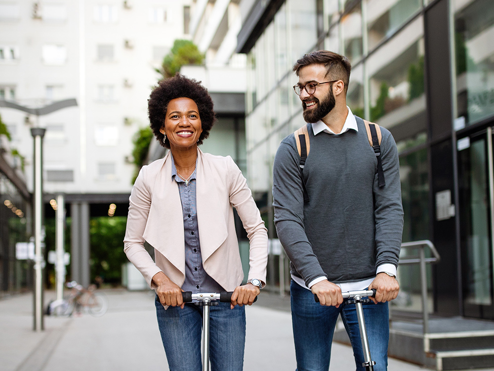 Couple qui parle de l'équilibre entre travail et vie personnelle