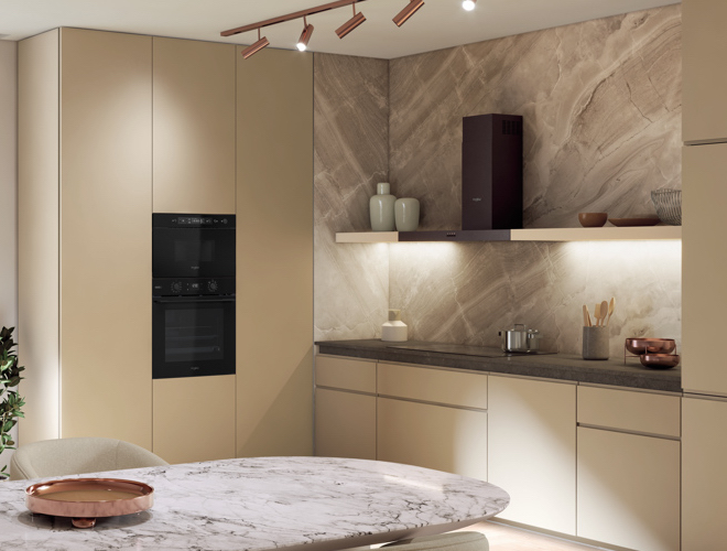 Combina frigorifică încorporabilă de la Whirlpool oferă o notă modernă și elegantă bucătăriei tale