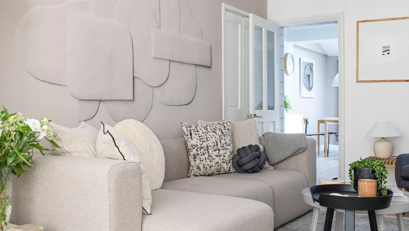 Lichte kussens op een lichte bank