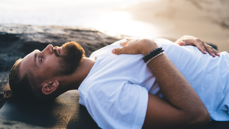 Odpočívající muž čerpá novou energii