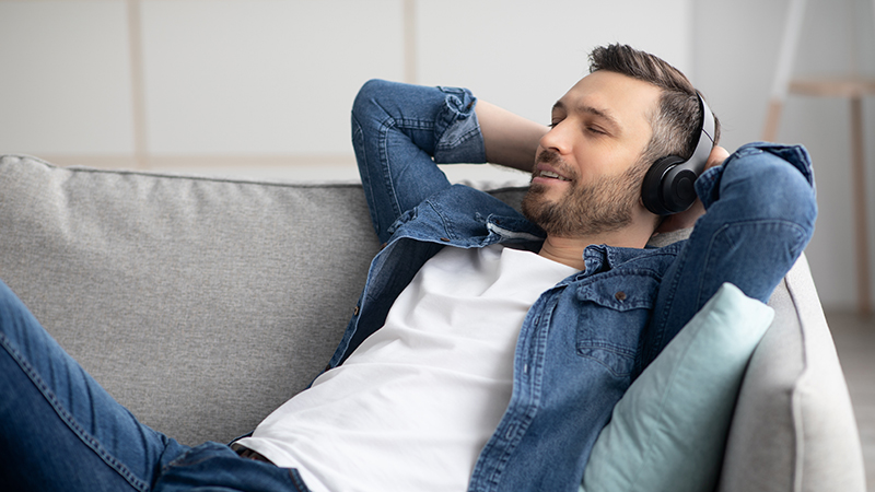 Um senhor está a ouvir música para aliviar o stress