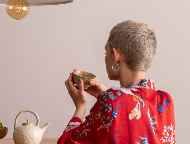 Vrouw die kop vasthoudt