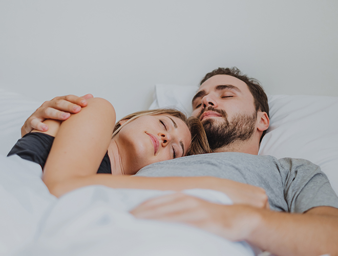 Un couple profite d'un sommeil de qualité