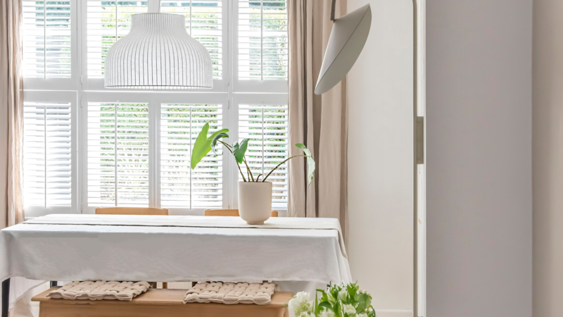 Plant staat op tafel met lichte kleuren