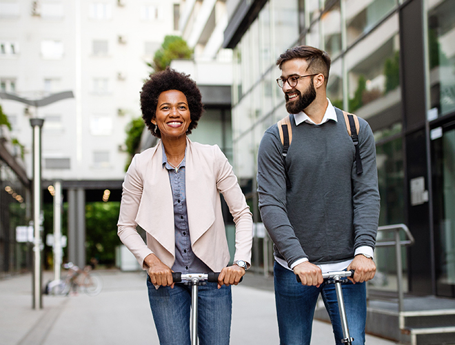 Couple qui parle de l'équilibre entre travail et vie personnelle