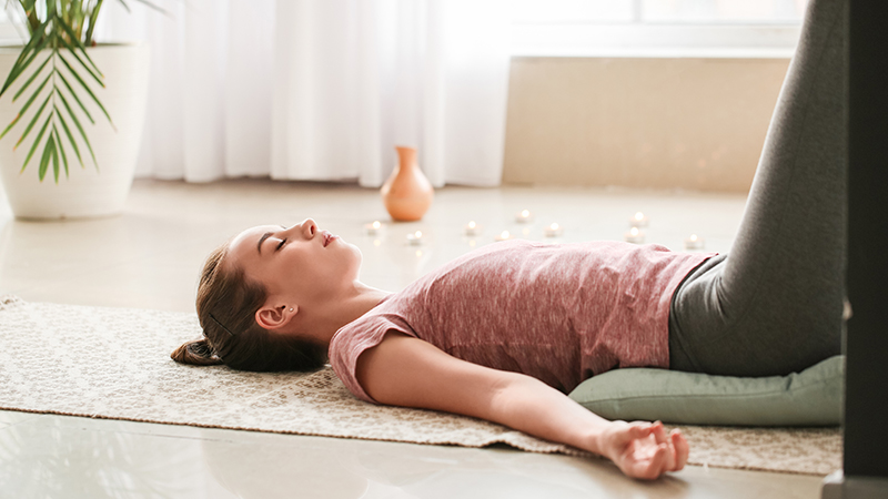 Vrouw ontspant na yoga thuis