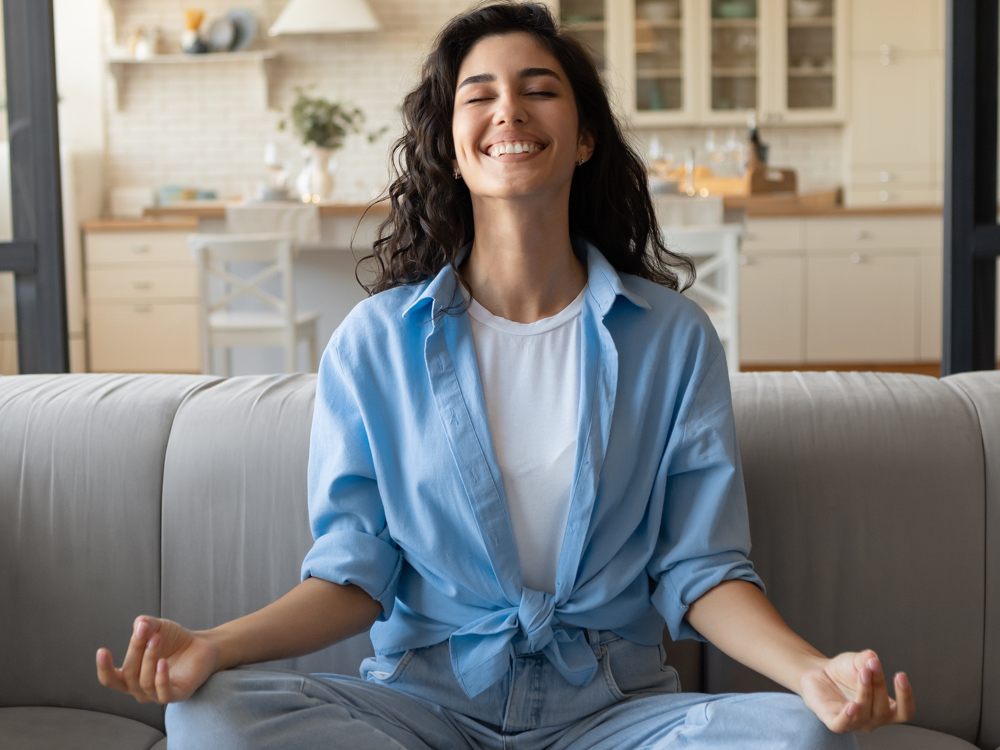 Kvinna som utövar meditation för inre välbefinnande