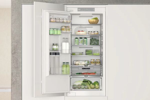 Različite svježe namirnice su posložene u krug grožđe, jabuke, prokulice, kupus, tuna, crveno meso, jabuke, mrkve, rajčice i limun.