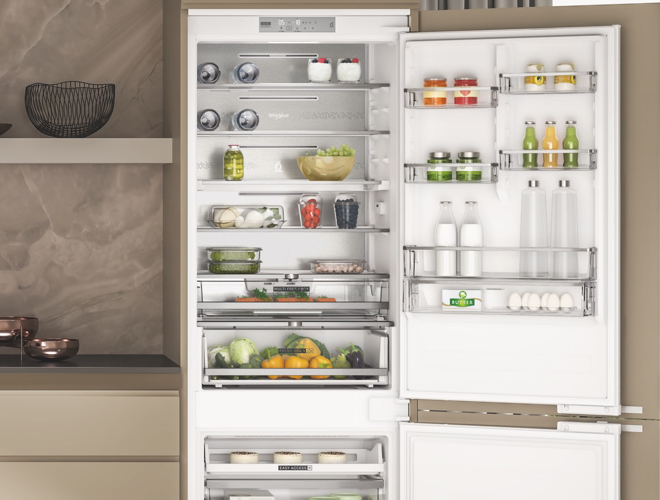 Combina frigorifică spațioasă Whirlpool dotată cu tehnologii inovative special create pentru a menține alimentele proaspete mai mult timp.