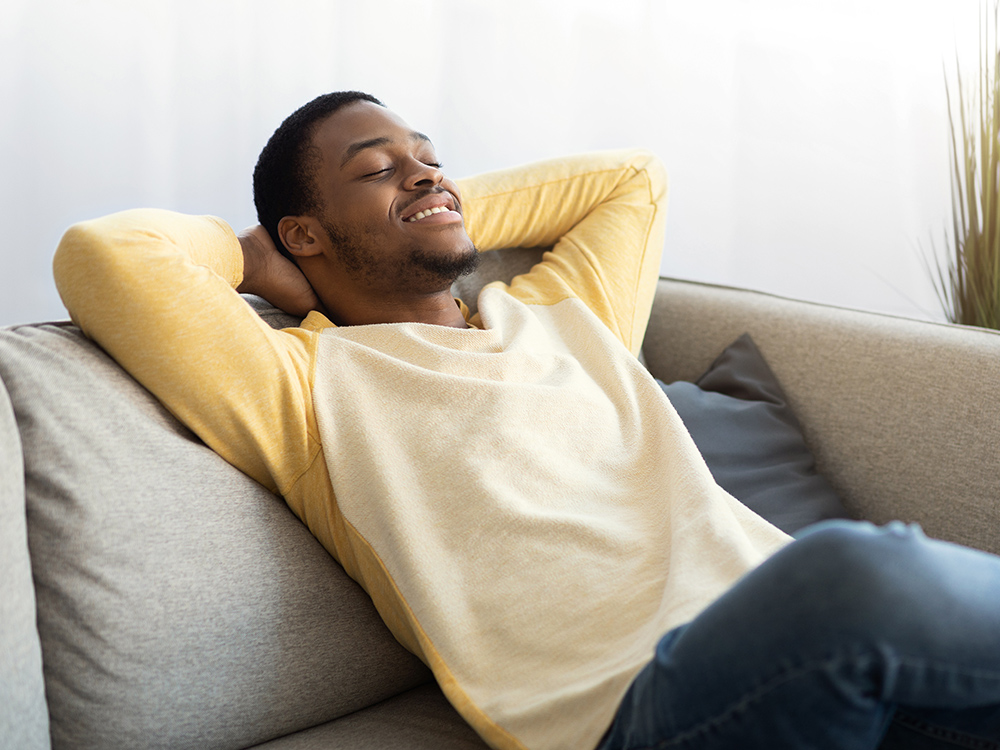 Homme qui se détend après le stress généré par le bruit