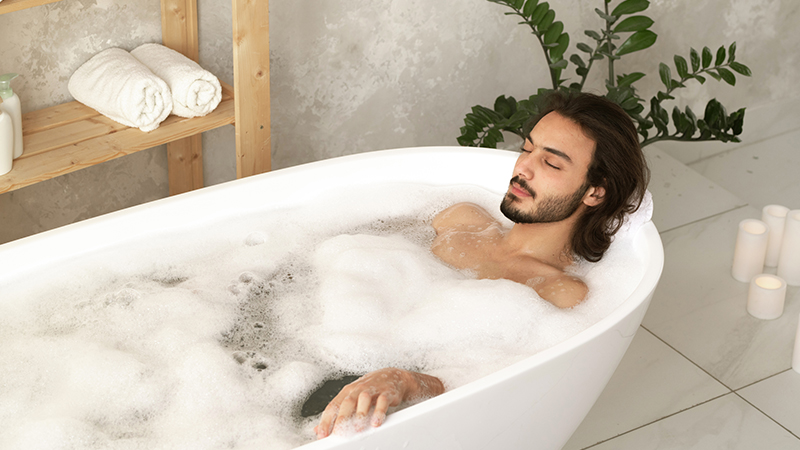 Man gaat na lawaai en stress op het werk in bad