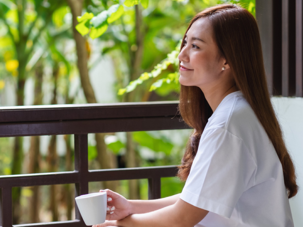 Žena užívající si ticho, klid a pohodu.