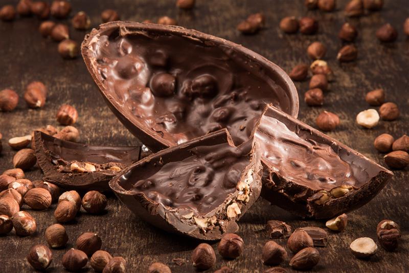 torta al cioccolato con uova di pasqua