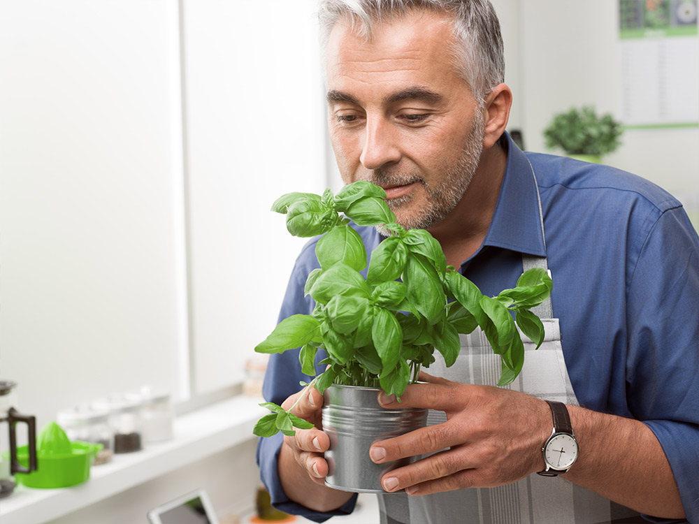 Man in de keuken tijdens mindful koken
