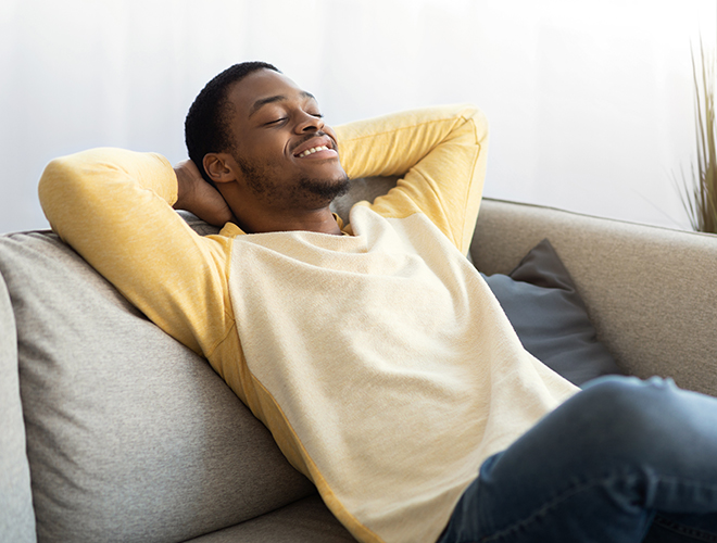 Homme qui se détend après le stress généré par le bruit