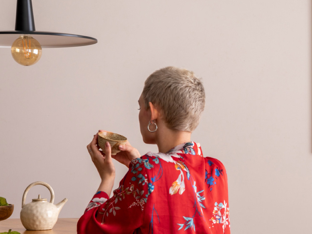 Femme tenant une tasse