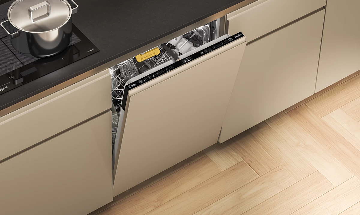 Lavare i piatti a mano o in lavastoviglie: qual è l'opzione più efficiente?