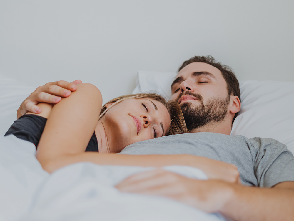 Man en vrouw die slapen