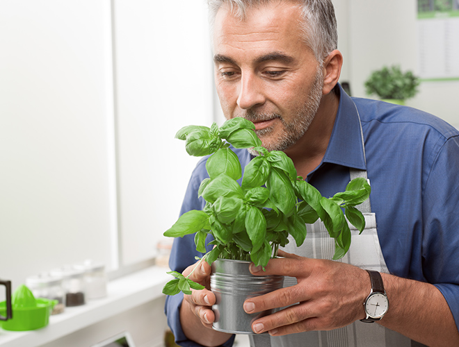 Homme qui fait de la cuisine en pleine conscience