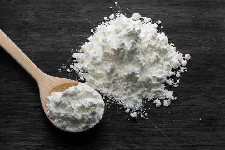 Schweißflecken mit Backpulver entfernen