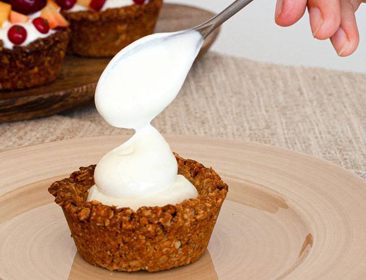 Granola Frühstücks-Cups gefüllt mit frischen Früchten und Joghurt