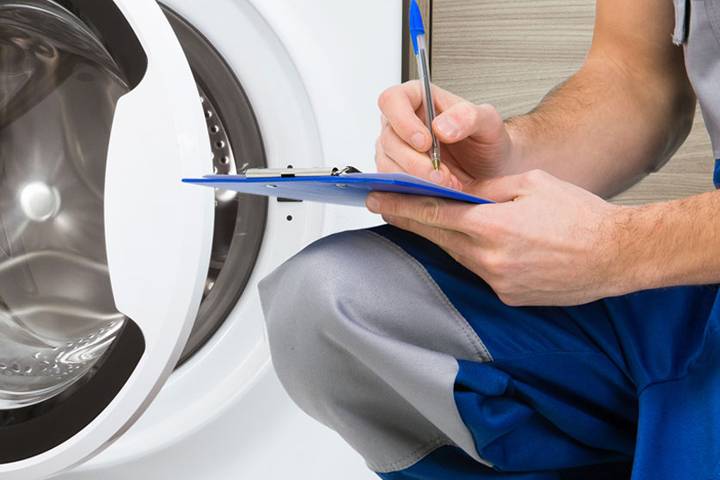 Wasser läuft aus –&nbsp;wann Sie einen Techniker rufen sollten