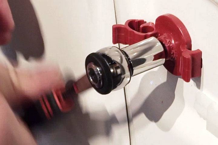 Wie lässt sich die Transportsicherung der Waschmaschine einbauen?