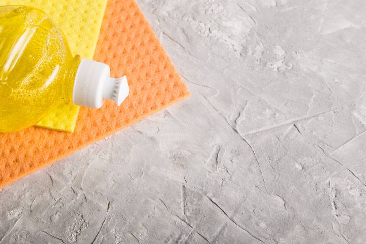 Kühlschrank putzen – hilfreiche Utensilien