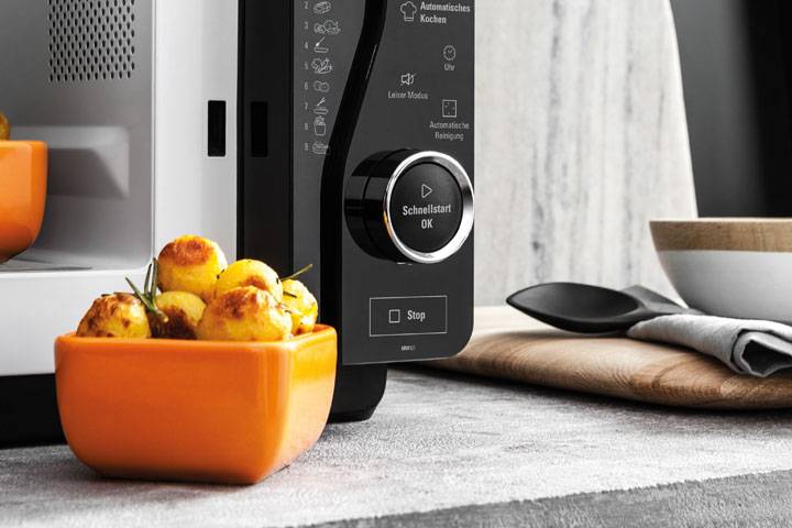 Mikrowelle reinigen, wenn Essen verbrannt ist