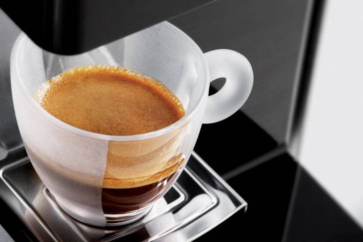 Die Kaffeemaschine mit Mahlwerk: Kleines Gerät, großer Genuss