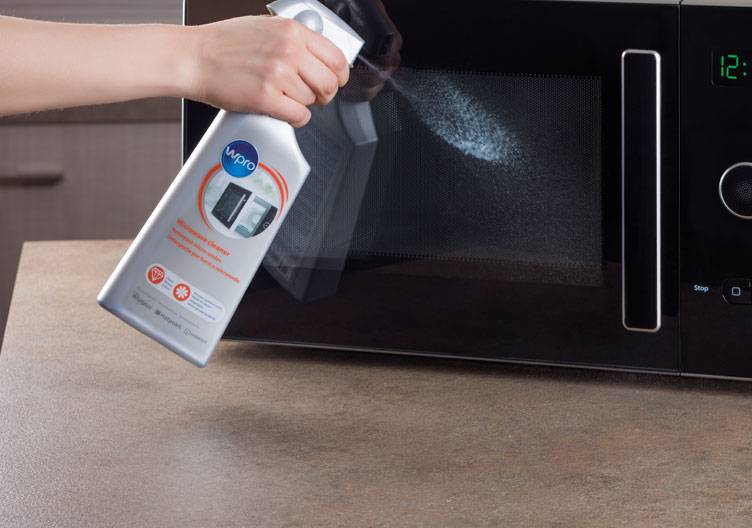 Die Mikrowelle reinigen – diese Hausmittel und Haushaltstipps helfen