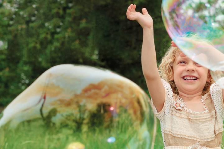 Selbstgemachte Riesenseifenblasen als DIY Idee