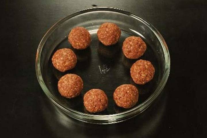 Sicheres Auftauen von Fleisch in der Mikrowelle