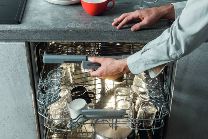 Die Spülmaschine stinkt – was tun? Erste Schritte