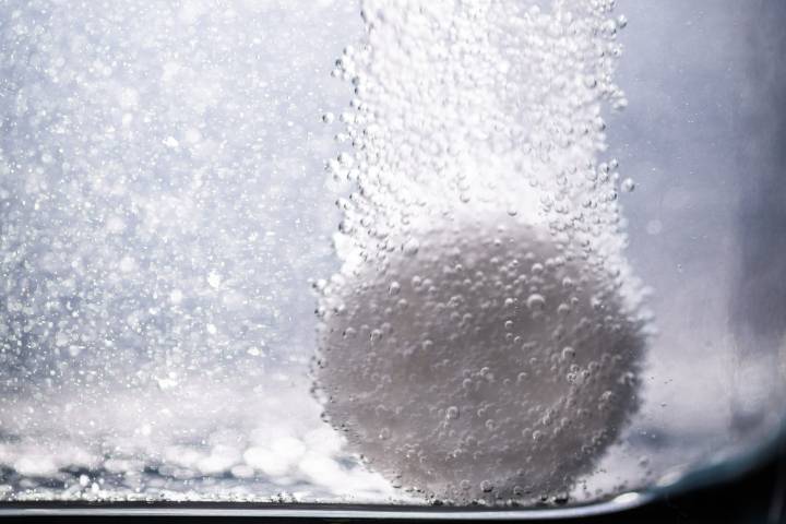 Schweißflecken mit Gebissreiniger entfernen