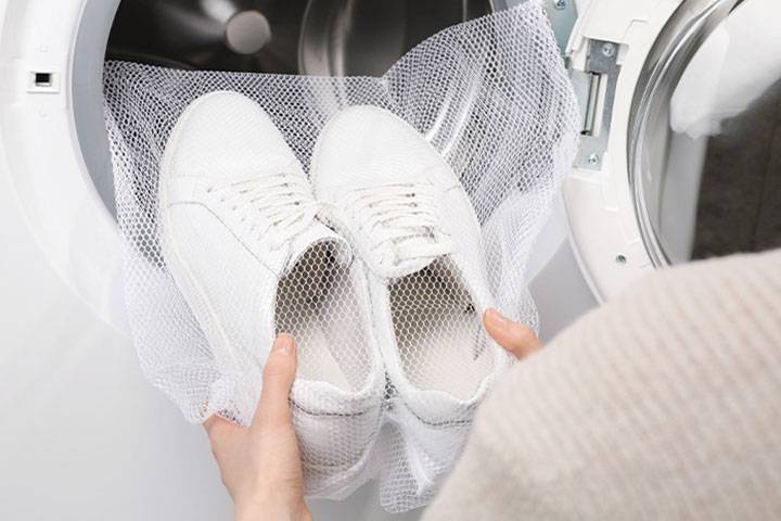 Schuhe in ein Wäschenetz legen
