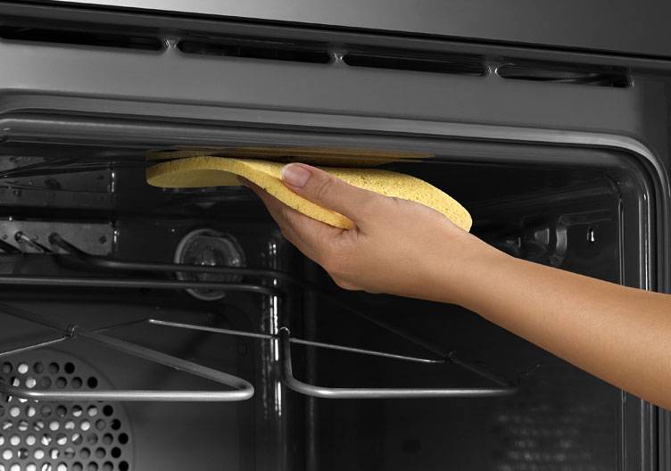Backofen reinigen: So erstrahlt Ihr Backofen in neuem Glanz