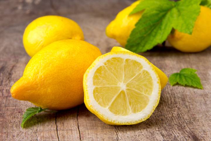 Schweißflecken mit Zitronensäure entfernen