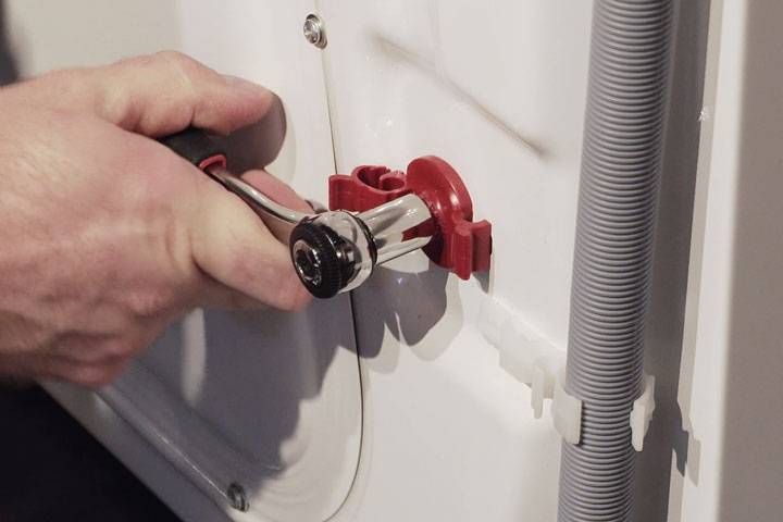 Schritt 2: Transportsicherung lösen