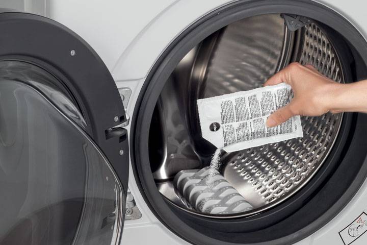 Was ist besser: Professioneller Waschmaschinen-Entkalker oder Hausmittel?