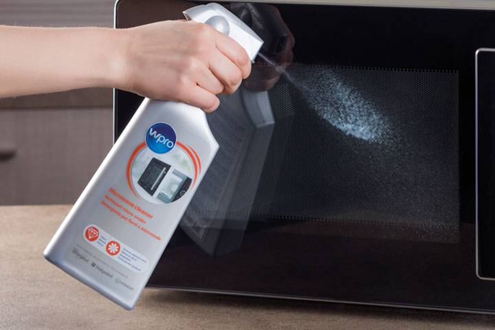 DIE MIKROWELLE REINIGEN – DIESE HAUSMITTEL UND HAUSHALTSTIPPS HELFEN
