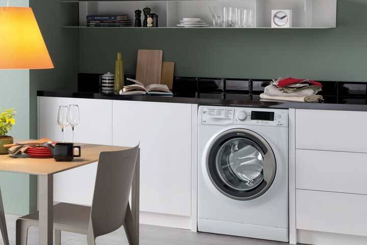 Ursache Nr. 5: Waschmaschine klappert wegen zu wenig Platz