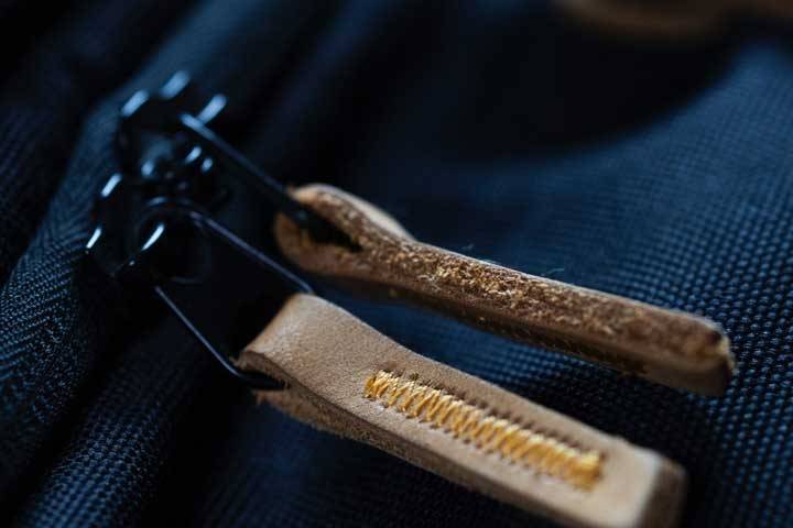 Ursache Nr. 1: Knöpfe und Reißverschlüsse