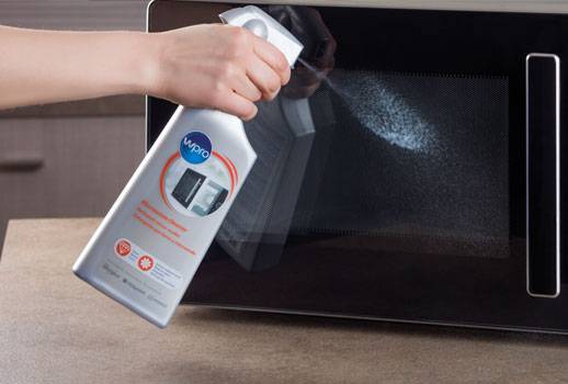 DIE MIKROWELLE REINIGEN – DIESE HAUSMITTEL UND HAUSHALTSTIPPS HELFEN