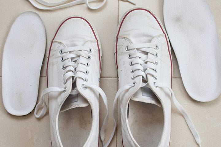 Schuhvorbereitung: Schnürsenkel und Einlegesohlen entfernen