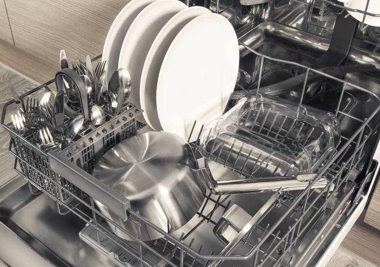 Die Spülmaschine riecht – Ursachen finden und beheben