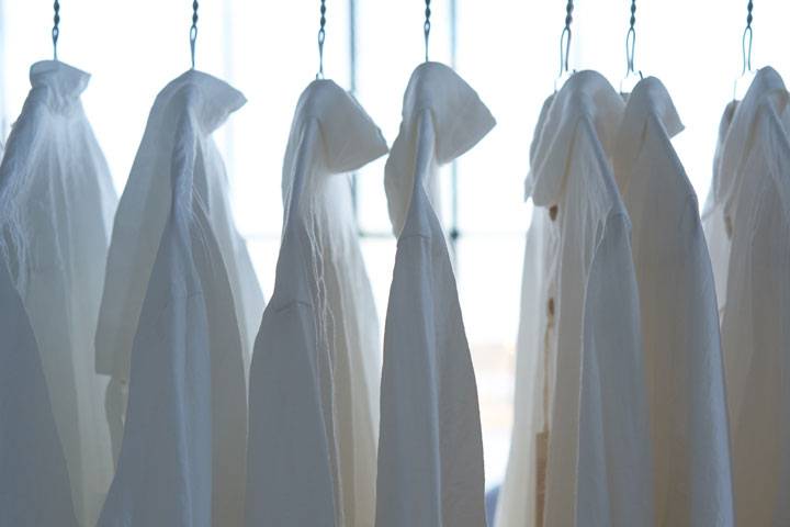 Hilfe, ein Farbstich! Wie Sie weiße Wäsche entfärben