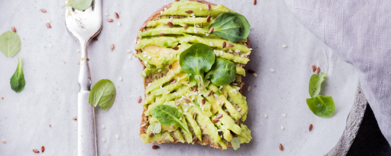 Guacamole and spinach on slice of bread