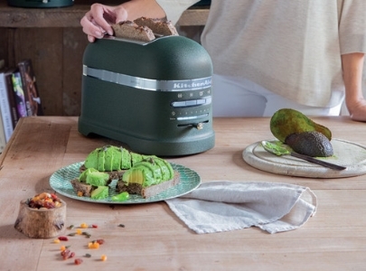 Green 2-slice toaster making avocado toast