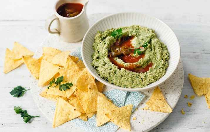 Avocado dip sauce and tortilla chips